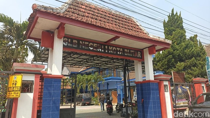 SLB Kota Blitar yang siswanya diduga mengalami mual dan muntah usai konsumsi MBG