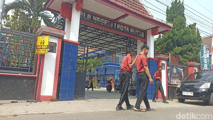 SLB Kota Blitar yang siswanya diduga mengalami mual dan muntah usai konsumsi MBG