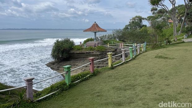 Suasana di Pantai Batuhiu kala weekdyas sepi pengunjung Suasana di Pantai Batuhiu kala weekdyas sepi pengunjung