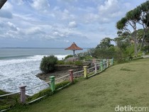 Lesunya Geliat Ekonomi di Pantai Batu Hiu