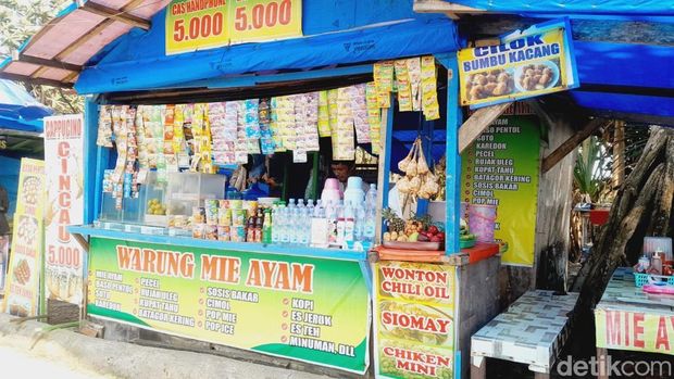 Suasana di Pantai Batuhiu kala weekdyas sepi pengunjung Suasana di Pantai Batuhiu kala weekdyas sepi pengunjung