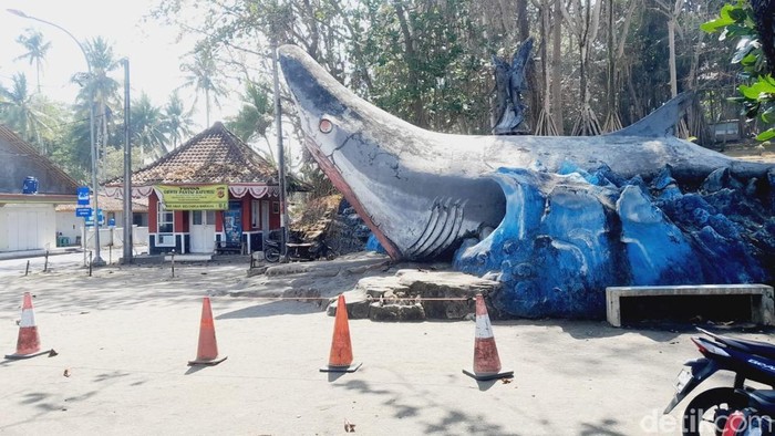 Suasana di Pantai Batuhiu kala weekdyas sepi pengunjung