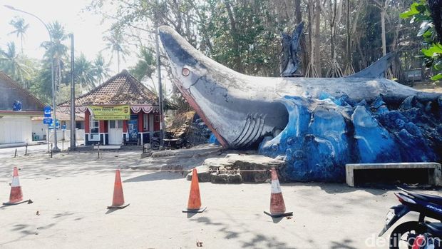 Suasana di Pantai Batuhiu kala weekdyas sepi pengunjung