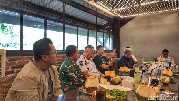 Suasana saat keluarga H. Muhammad Samhudi melakukan audiensi dengan Musyawarah Pimpinan Kecamatan (Muspika) Nagreg.