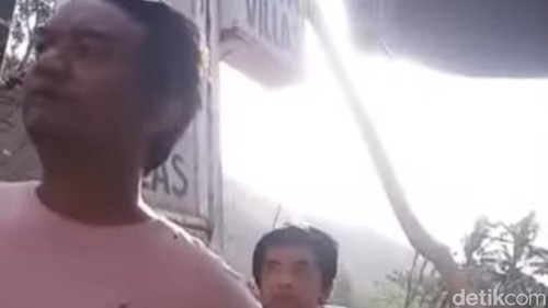 Tangkapan layar perdebatan sopir taksi Bluebird dengan travel lokal di Kuta Mandalika, Minggu (13/9/2026).