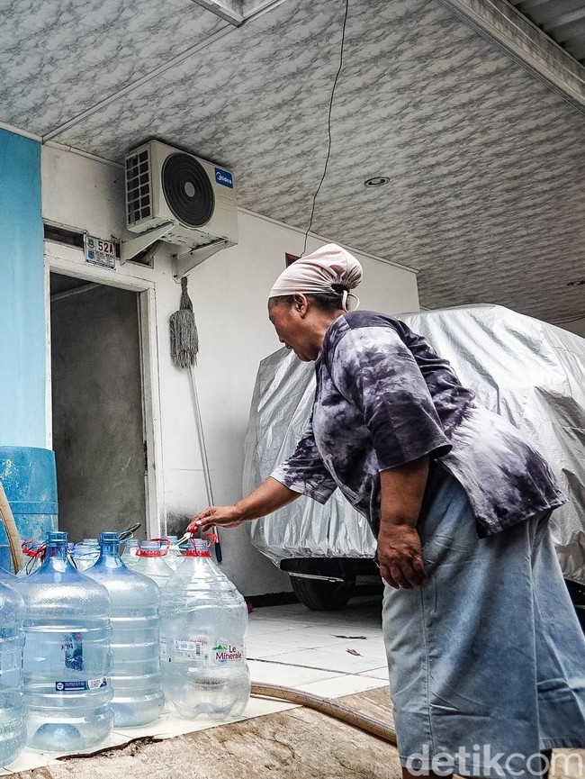 Tiga Bulan Kekeringan, Warga Tangsel Andalkan Kiriman Air Bersih