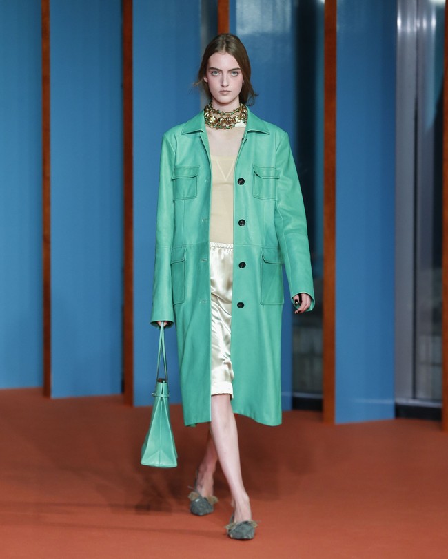 Di kategori aksesori, Tory Burch memperkenalkan Lee Radziwill shopper yang terinspirasi dari paper bag dengan ultra-thin straps. Ada pula shoulder bag dengan detail kiss-lock pouch. (Foto: Dan Lecca)