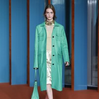 Di kategori aksesori, Tory Burch memperkenalkan Lee Radziwill shopper yang terinspirasi dari paper bag dengan ultra-thin straps. Ada pula shoulder bag dengan detail kiss-lock pouch. (Foto: Dan Lecca)