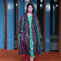 Untuk sepatu, inspirasi datang dari cara kain membungkus tubuh. Peep-toe pumps dan Venetian-style slippers dibuat dengan konstruksi yang membungkus dan melipat secara elegan di sekitar kaki. Leather cord ditenun menjadi slingback, sementara thong dihiasi detail mother-of-pearl, beads, dan faux shark teeth. Beberapa gaya juga menampilkan sol dengan sentuhan lukis tangan serta detail spiral pada bagian hak. (Foto: Dan Lecca)