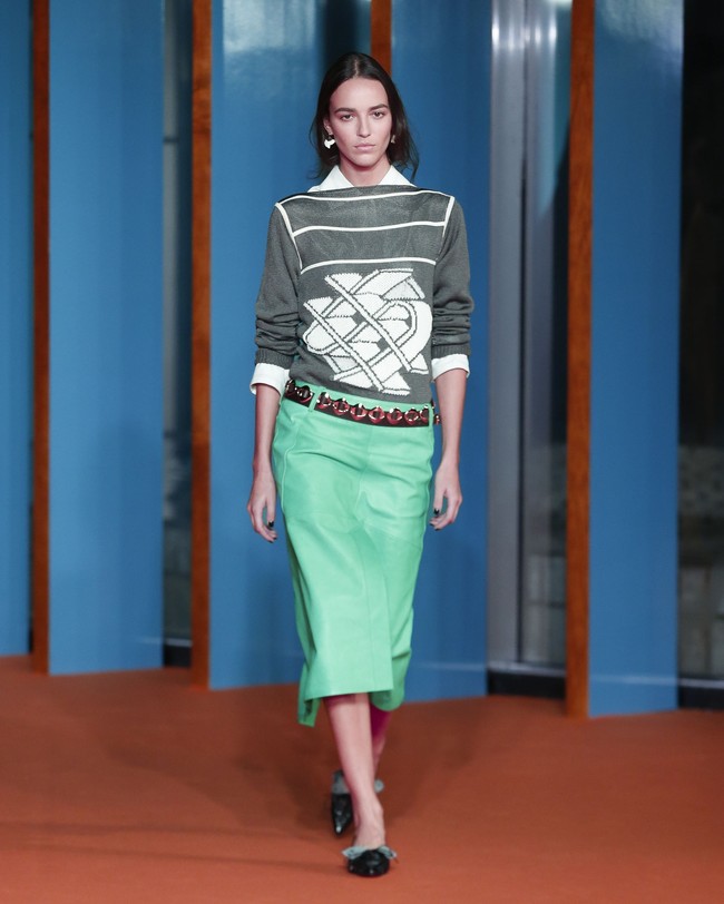 Untuk palet warna, Tory Burch menghadirkan kombinasi yang optimistis. Warna-warna seperti coral, turquoise, violet, mint, vermillion, dan butter yellow menjadi aksen yang dipadukan dengan cokelat tua serta warna-warna netral bernuansa dingin. (Foto: Dan Lecca)
