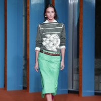 Untuk palet warna, Tory Burch menghadirkan kombinasi yang optimistis. Warna-warna seperti coral, turquoise, violet, mint, vermillion, dan butter yellow menjadi aksen yang dipadukan dengan cokelat tua serta warna-warna netral bernuansa dingin. (Foto: Dan Lecca)