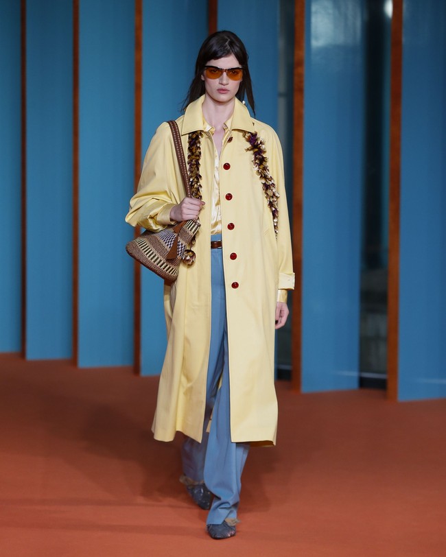 Opera coat juga tampil dengan konstruksi yang dibuat menyerupai trench coat favorit, sementara tailoring hadir dengan garis yang sedikit bergeser dari konstruksi konvensional. Hasilnya adalah tampilan yang tetap terstruktur tetapi terasa lebih santai. (Foto: Dan Lecca)
