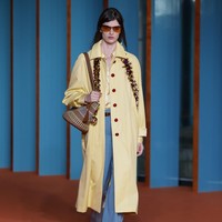 Opera coat juga tampil dengan konstruksi yang dibuat menyerupai trench coat favorit, sementara tailoring hadir dengan garis yang sedikit bergeser dari konstruksi konvensional. Hasilnya adalah tampilan yang tetap terstruktur tetapi terasa lebih santai. (Foto: Dan Lecca)
