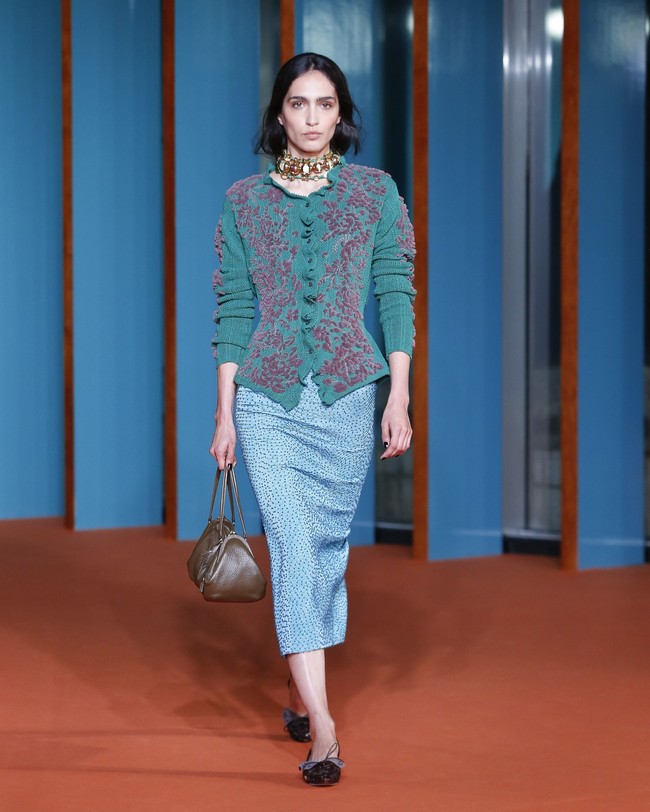 Dari sisi siluet, Tory Burch menawarkan perpaduan antara busana yang sporty dan tailoring. Athletic knit hadir berdampingan dengan rok berpotongan hip-slung, celana berdetail drawstring, serta kemeja patch-pocket yang menjadi kanvas untuk warna dan ornamen. (Foto: Dan Lecca)