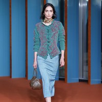 Dari sisi siluet, Tory Burch menawarkan perpaduan antara busana yang sporty dan tailoring. Athletic knit hadir berdampingan dengan rok berpotongan hip-slung, celana berdetail drawstring, serta kemeja patch-pocket yang menjadi kanvas untuk warna dan ornamen. (Foto: Dan Lecca)
