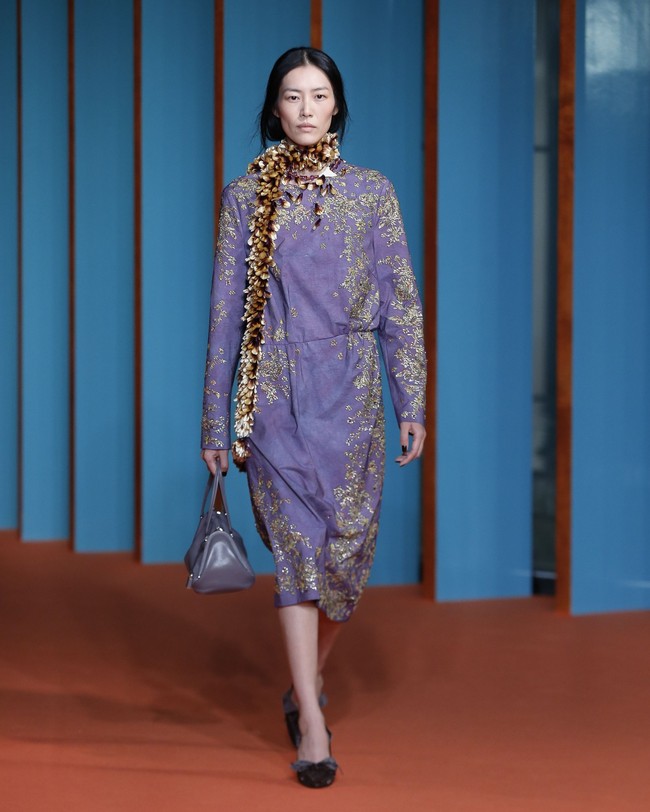 “Opulent femininity meets American pragmatism, seen through the collector’s eye,” demikian Tory Burch menggambarkan koleksi terbarunya. Menurutnya, koleksi yang dipresentasikan di New York Fashion Week baru-baru ini mengeksplorasi psikologi perempuan dalam memadukan berbagai hal, dengan menempatkan keindahan, kegunaan, dan humor dalam satu kesatuan. (Foto: Dan Lecca)