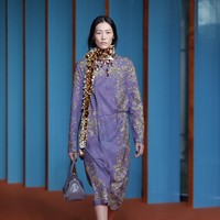 “Opulent femininity meets American pragmatism, seen through the collector’s eye,” demikian Tory Burch menggambarkan koleksi terbarunya. Menurutnya, koleksi yang dipresentasikan di New York Fashion Week baru-baru ini mengeksplorasi psikologi perempuan dalam memadukan berbagai hal, dengan menempatkan keindahan, kegunaan, dan humor dalam satu kesatuan. (Foto: Dan Lecca)