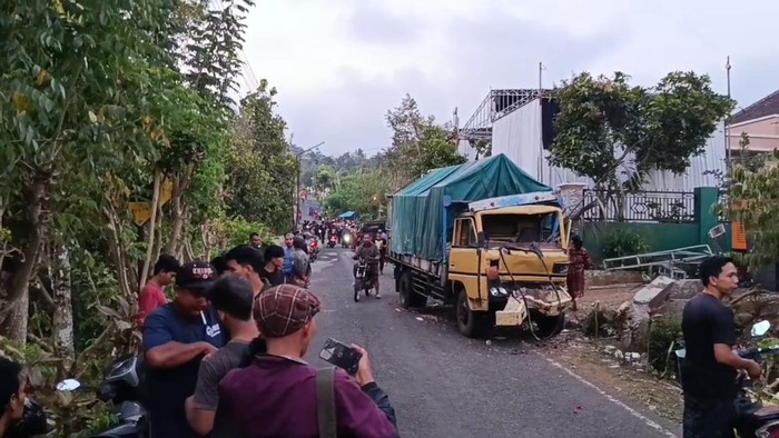 Truk rem blong tabrak hajatan pernikahan di Lumajang