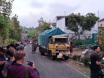 Video: Truk Sembako Tabrak Hajatan di Lumajang, 2 Orang Tewas