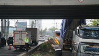Ada Truk Nyangkut di Jalan Inspeksi Kalimalang Bekasi, Contraflow Diterapkan