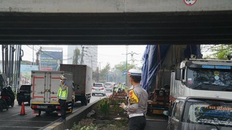 Ada Truk Nyangkut di Jalan Inspeksi Kalimalang Bekasi, Contraflow Diterapkan