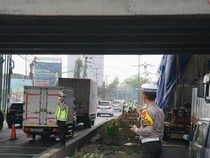 Ada Truk Nyangkut di Jalan Inspeksi Kalimalang Bekasi, Contraflow Diterapkan