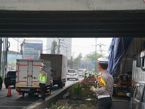 Ada Truk Nyangkut di Jalan Inspeksi Kalimalang Bekasi, Contraflow Diterapkan