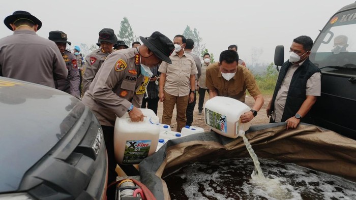 Uji coba penggunaan X-Fire untuk padamkan bara api lahan gambut di Palangka Raya.