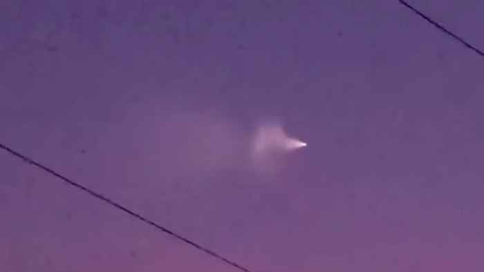 Video menampilkan objek bercahaya terlihat di langit sejumlah wilayah Indonesia viral di medsos. BRIN mengungkap objek tersebut merupakan roket dari China. (dok Istimewa/repro)