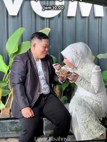 Viral pasangan Gen Z nikah sederhana di KUA jam 9 pagi, lalu lanjut santai sarapan Lentog Tanjung sambil tetap memakai baju pengantin lengkap.