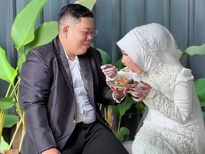 Viral pasangan Gen Z nikah sederhana di KUA jam 9 pagi, lalu lanjut santai sarapan Lentog Tanjung sambil tetap memakai baju pengantin lengkap.