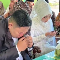 Viral Gen Z Pilih Nikah Cuma di KUA, Lanjut Kulineran Pakai Baju Pengantin