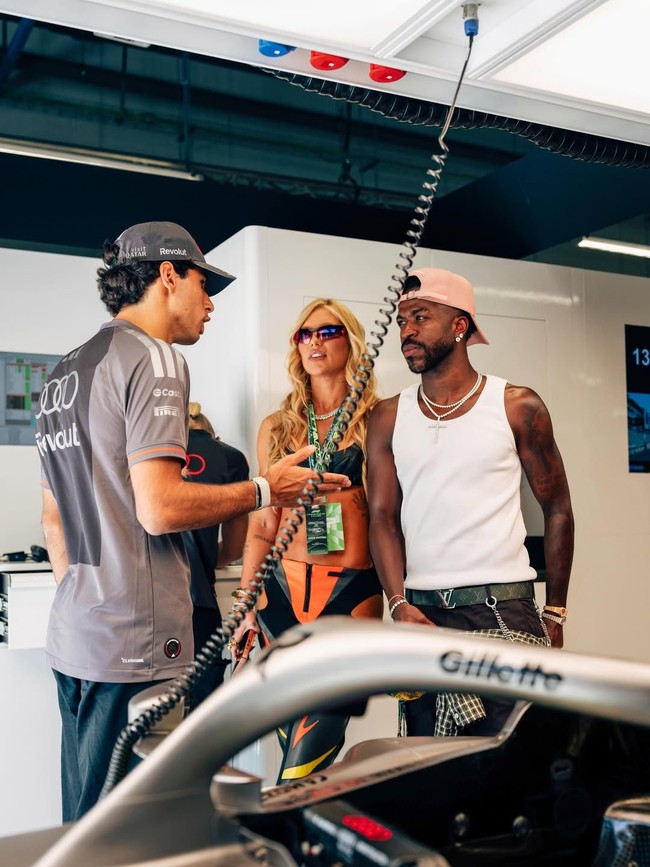 Pemain Real Madrid Vinicius Junior menuai atensi saat datang untuk menonton GP Spanyol. Kehadirannya semakin bikin heboh karena gaya kekasihnya, Virginia Fonseca. Foto: Instagram @virginia