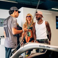 Pemain Real Madrid Vinicius Junior menuai atensi saat datang untuk menonton GP Spanyol. Kehadirannya semakin bikin heboh karena gaya kekasihnya, Virginia Fonseca. Foto: Instagram @virginia