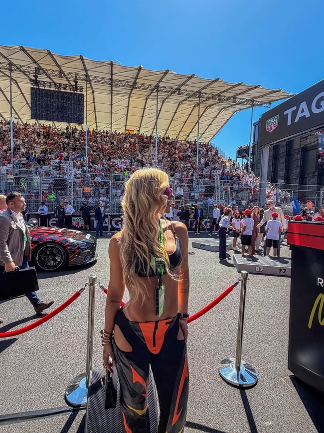 Sedangkan Virginia memakai brallete hitam dipadu celana bergaya sporty yang memiliki potongan rendah dan aksen cut out sehingga mengekspos bagian pinggang juga perutnya yang atletis. Foto: Instagram @virginia