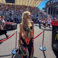 Sedangkan Virginia memakai brallete hitam dipadu celana bergaya sporty yang memiliki potongan rendah dan aksen cut out sehingga mengekspos bagian pinggang juga perutnya yang atletis. Foto: Instagram @virginia