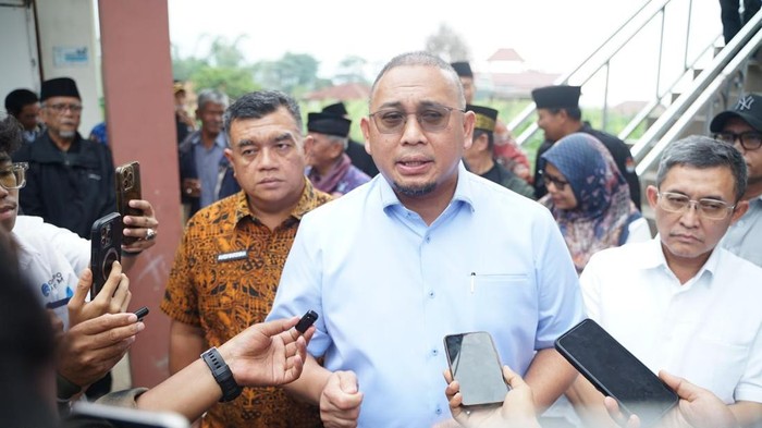 Wakil Ketua Komisi VI DPR RI dari F-Gerindra Andre Rosiade sosialisasi langsung ke warga soal rencana pembangunan akses exit tol Sicincin-Bukittinggi. (Dok. Istimewa)