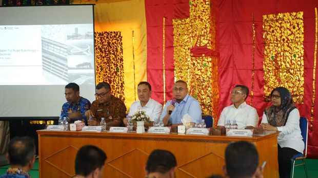 Wakil Ketua Komisi VI DPR RI dari F-Gerindra Andre Rosiade sosialisasi langsung ke warga soal rencana pembangunan akses exit tol Sicincin-Bukittinggi. (dok Istimewa)