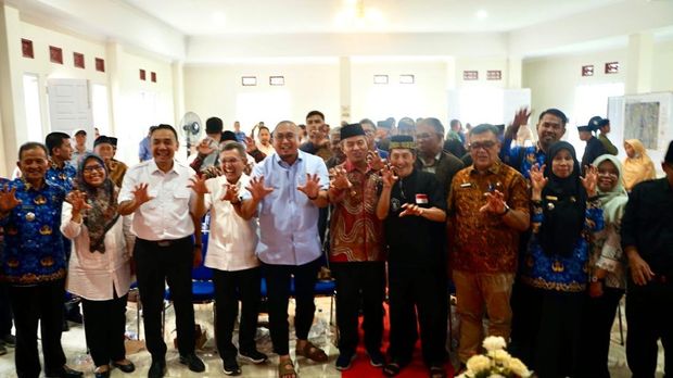 Wakil Ketua Komisi VI DPR RI dari F-Gerindra Andre Rosiade sosialisasi langsung ke warga soal rencana pembangunan akses exit tol Sicincin-Bukittinggi. (dok Istimewa)