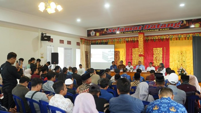 Wakil Ketua Komisi VI DPR RI dari F-Gerindra Andre Rosiade sosialisasi langsung ke warga soal rencana pembangunan akses exit tol Sicincin-Bukittinggi. (dok Istimewa)