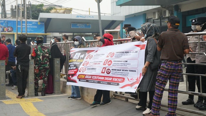 Warga Bontang gelar aksi protes di kantor PLN UP3 Bontang.