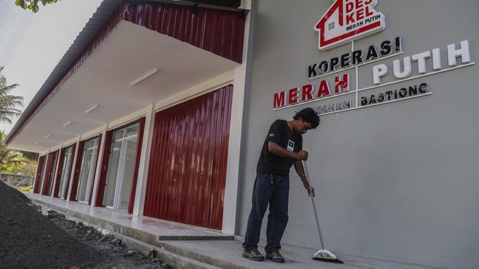 17.288 Koperasi Desa Merah Putih Siap Beroperasi, Ditargetkan Oktober 2026 Pekerja melintas di gerai Koperasi Desa Merah Putih (KDMP) nan telah rampung di Kelurahan Bastiong, Ternate, Maluku Utara, Jumat (18/9/2026). Kementerian Koperasi menargetkan 17.288 Koperasi Desa/Kelurahan Merah Putih (KDKMP) nan gedung fisiknya telah selesai dapat beraksi pada akhir September alias awal Oktober 2026 sementara 7.028 koperasi bakal menjalani proses verifikasi dan pengesahan nan melibatkan tim tingkat provinsi serta kabupaten/kota. ANTARAFOTO/Andri Saputra