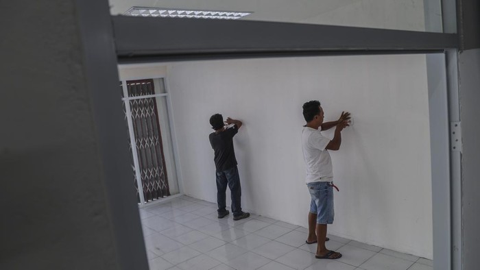 17.288 Koperasi Desa Merah Putih Siap Beroperasi, Ditargetkan Oktober 2026 Pekerja melintas di gerai Koperasi Desa Merah Putih (KDMP) nan telah rampung di Kelurahan Bastiong, Ternate, Maluku Utara, Jumat (18/9/2026). Kementerian Koperasi menargetkan 17.288 Koperasi Desa/Kelurahan Merah Putih (KDKMP) nan gedung fisiknya telah selesai dapat beraksi pada akhir September alias awal Oktober 2026 sementara 7.028 koperasi bakal menjalani proses verifikasi dan pengesahan nan melibatkan tim tingkat provinsi serta kabupaten/kota. ANTARAFOTO/Andri Saputra