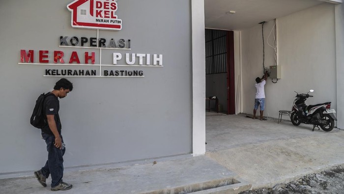 Pekerja melintas di gerai Koperasi Desa Merah Putih (KDMP) nan telah rampung di Kelurahan Bastiong, Ternate, Maluku Utara, Jumat (18/9/2026). Kementerian Koperasi menargetkan 17.288 Koperasi Desa/Kelurahan Merah Putih (KDKMP) nan gedung fisiknya telah selesai dapat beraksi pada akhir September alias awal Oktober 2026 sementara 7.028 koperasi bakal menjalani proses verifikasi dan pengesahan nan melibatkan tim tingkat provinsi serta kabupaten/kota. ANTARAFOTO/Andri Saputra