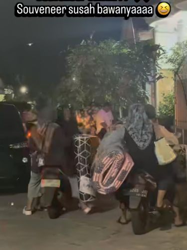 Acara khitanan viral usai beri souvenir unik berupa kasur busa. Tamu gembira meski kewalahan membawa pulang suvenir besar tersebut