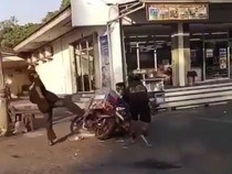 Video: Viral Anak Punk Hancurkan Gerobak Pedagang di Semarang