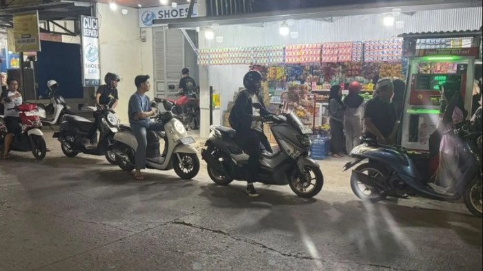 Antrean BBM eceran di Makassar.