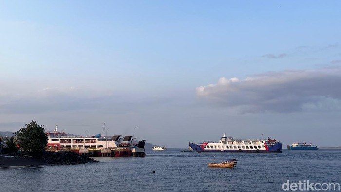 Antrean kapal sandar di Pelabuhan Ketapang, Banyuwangi.