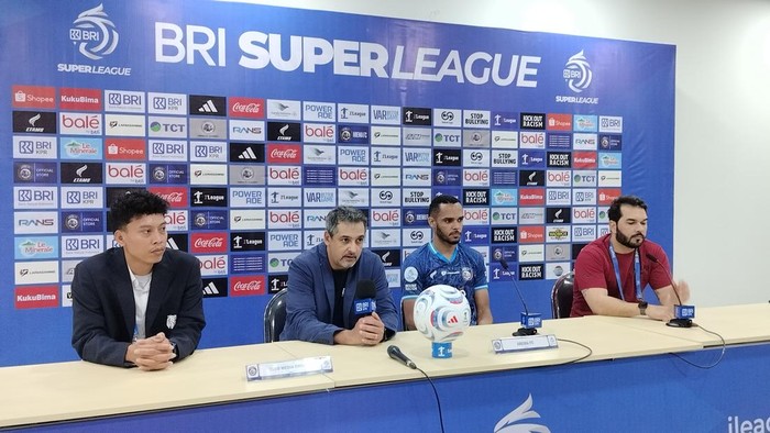 Pelatih Arema FC Marcos Santos (jas biru)