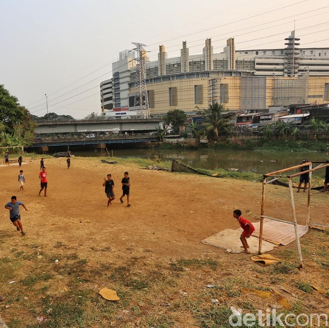 Asyik Bermain Bola, Anak-anak Tinggalkan Gawai Sejenak